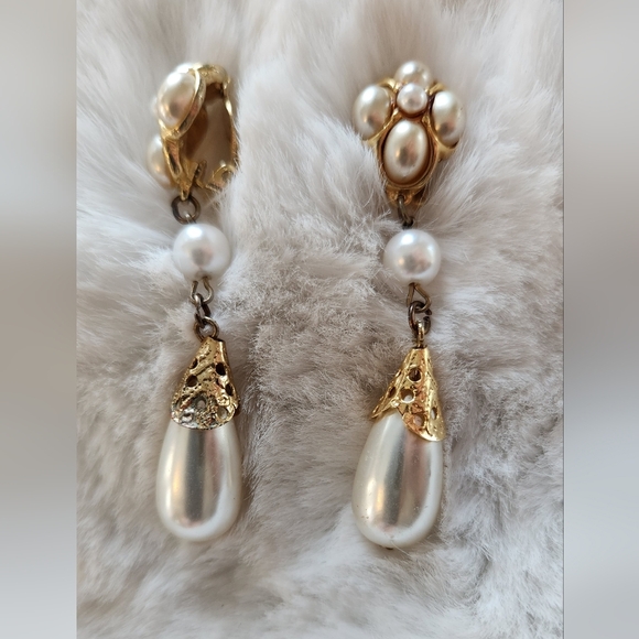 Vintage Gold and Pearl Clip On Earrings - Picture 6 of 6